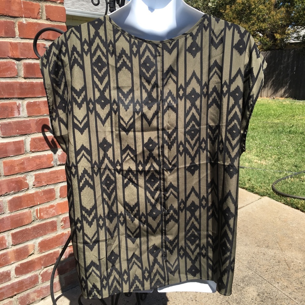 Forever 21 patterned top - Picture 2 of 3